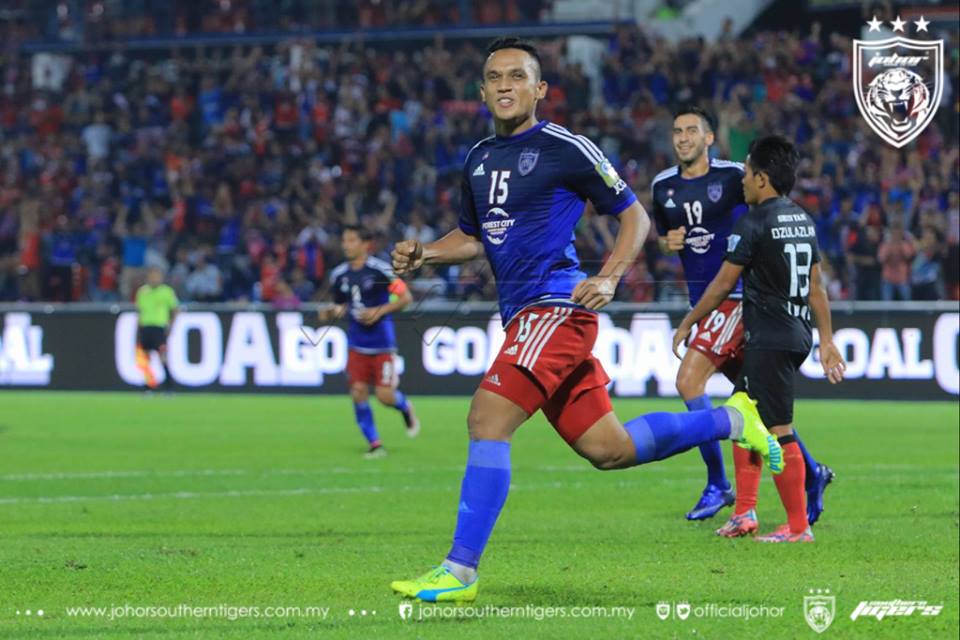 Fazly Mazlan meraikan gol ketiga JDT ketika menentang Sarawak pada 20 April 2016. Gol ini merupakan gol peribadi kedua bersama JDT.