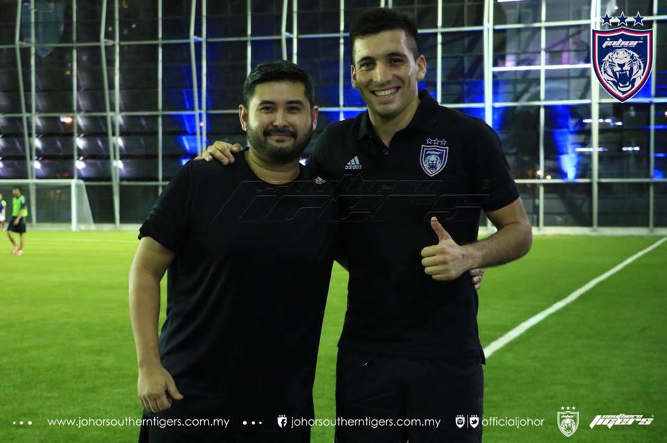 Gabi Guerra bersama TMJ selepas 'sparring match' di Johor