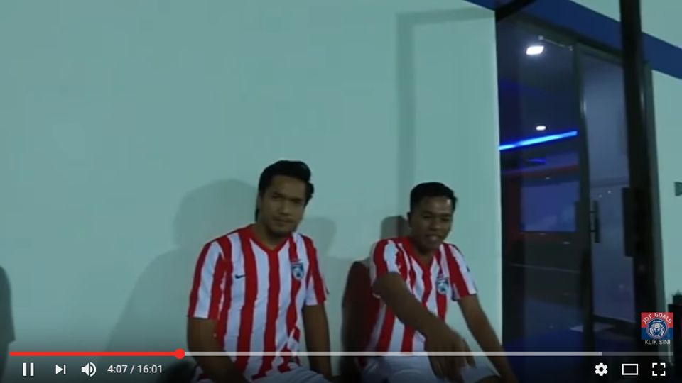 Kelihatan pemain baru JDT Syahrul Azwari Ibrahim bersama Shakir Shaari pada sesi latihan pertama