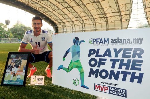 Pemain JDT, Juan Martin Lucero bersama anugerah pemain terbaik bulanan Persatuan Pemain Bola Sepak Profesional Malaysia (PFAM)
