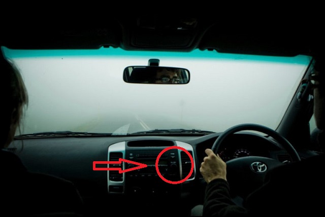 Cermin Kereta Selalu Berwap Masa Hujan, Ini Cara Mudah Selesaikan Masalah Ni